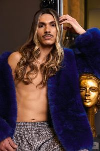 Guillaume 8 Ein Männermodel mit welligem Langhaarstyle in Blond und Braun