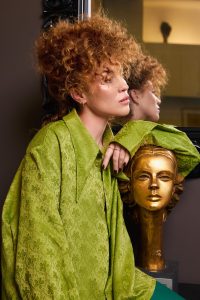 Guillaume 2 Kupferfarbener, locker hochgesteckter Locken-Look