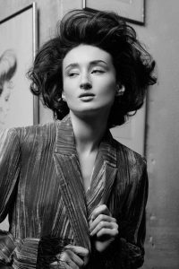 Guillaume 9 Voluminös wellig gestyltes, braunes Haar, halblang