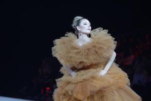 Workshop-Trend Heritage Chic 4 Frau in Abendrobe mit hochgestecktem Haar auf einem Laufsteg