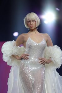 Workshop-Trend Bob 3 Frau mit blondem Bob auf einem Laufsteg