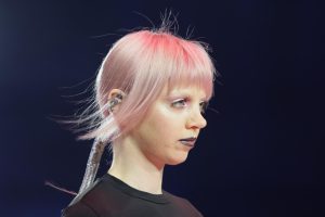 Workshop Stage 2026 52 Model mit hell roséblondem Haar und Pferdeschwanz auf einem Laufsteg