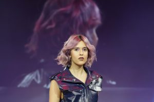 Workshop-Trend Stufen 8 Frau mit halblangem gewelltem Haar in Fliedertönen auf einem Laufsteg