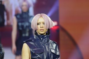 Workshop-Trend Bob 7 Frau mit fliederfarbenem, kurzem Bob auf einem Laufsteg