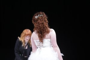 Workshop Stage 2026 53 Model mit kupferbrauner, lockiger Brautfrisur auf einem Laufsteg