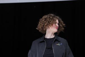 Workshop Stage 2026 54 Model mit lockigem Bob auf einem Laufsteg