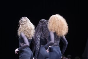 Workshop Stage 2026 55 Drei Models mit lockigen Langhaarfrisuren auf einem Laufsteg