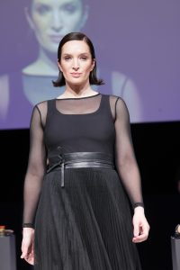 Workshop Stage 2026 46 Frau mit sleek gestylten Bob mit Außenwelle auf einem Laufsteg