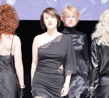 Vier Models mit trendigen Haarschnitten auf einem Laufsteg