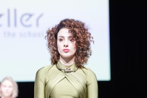 Workshop Stage 2026 57 Model mit lockiger, halblanger Frisur auf einem Laufsteg