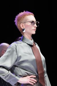 Workshop Stage 2026 50 Model mit kupfer-fliederfarbenem Pixie auf einem Laufsteg