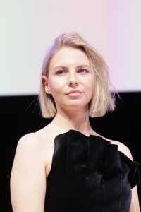 Workshop Stage 2026 31 Frau mit blonder Bob-Frisur auf einem Laufsteg