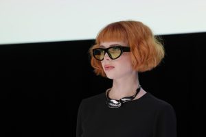 Workshop Stage 2026 44 Frau mit kupferfarbenen, welligem Bob mit Pony auf einem Laufsteg