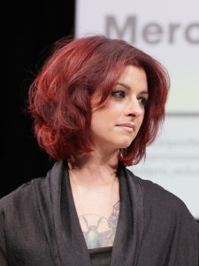 Workshop Stage 2026 30 Eine Frau mit halblangem, gestuftem Haarschnitt auf einer Bühne