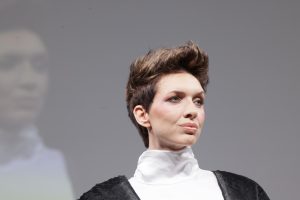 Workshop Stage 2026 22 Frau mit brauner Kurzhaarfrisur auf einem Laufsteg