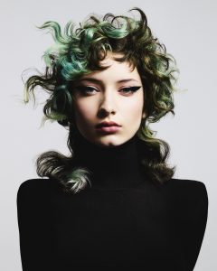 "Dialekt" – die Cut & Colour Collection von Toni&Guy 9 Gestufter, bewegt gestylter Look in Braun- und Grüntönen