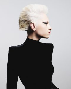 "Dialekt" – die Cut & Colour Collection von Toni&Guy 4 Kurze Flattop-Frisur in hellem Blond