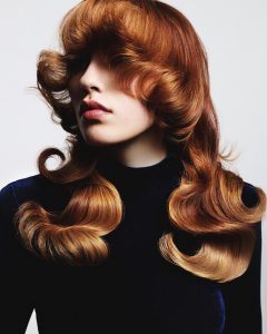 "Dialekt" – die Cut & Colour Collection von Toni&Guy 8 Kupferfarbener, welliger Langhaarlook.