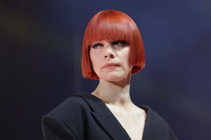 Workshop-Trend Bob 4 Frau mit rotem Bob auf einem Laufsteg