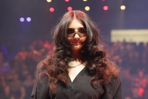 Workshop-Trend Heritage Chic 9 Frau mit braunem, langem Haar auf einem Laufsteg