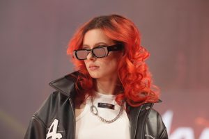 Workshop-Trend Stufen 6 Frau mit feuerrotem, gewelltem Haar auf einem Laufsteg