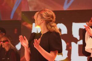 Workshop-Trend Heritage Chic 10 Frau mit blonder Steckfrisur auf einem Laufsteg