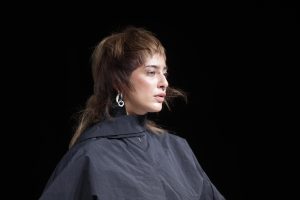 Workshop Stage 2026 41 Frau mit brauner Mullet-Frisur auf einem Laufsteg