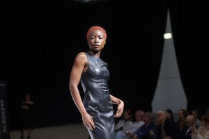 Workshop Stage 2026 49 Weibliches Model mit kurzem, kupferfarbenem Coily Hair auf einem Laufsteg