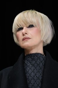 Workshop Stage 2026 36 Frau mit blondem Bob auf einem Laufsteg