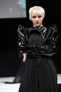 Workshop Stage 2026 32 Frau mit blonder Pixie-Frisur auf einem Laufsteg