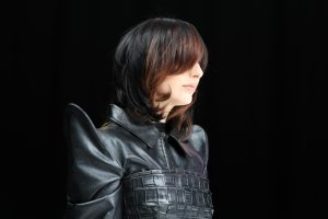 Workshop Stage 2026 42 Frau mit gestuftem Haarschnitt in Braun und Schwarz auf einem Laufsteg