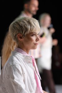 Workshop Stage 2026 24 Frau mit blondem Kurzhaarschnitt auf einem Laufsteg