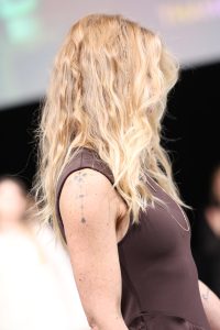 Workshop Stage 2026 20 Frau mit blondem, langen, gewelltem Haar auf einem Laufsteg