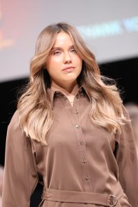 Workshop Stage 2026 17 Frau mit langem, dunkelblondem, gewelltem Haar auf einem Laufsteg