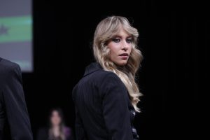 Workshop Stage 2026 23 Eine Frau mit gestuftem Langhaarschnitt in Blond auf einer Bühne