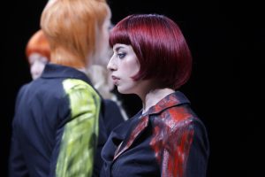 Workshop Stage 2026 16 Eine Frau mit rotem Bob mit Pony auf einer Bühne