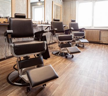 Drei Barberstühle in einem Salon