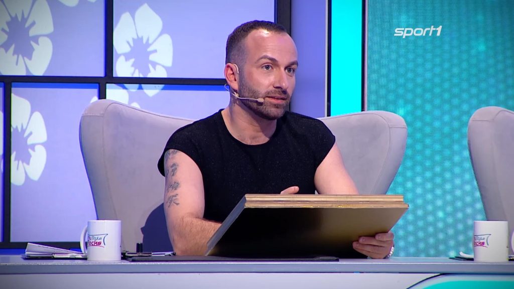 TV Star Andreas Wendt liebt klare Worte 1 Porträtfoto von TV Star Andreas Wendt während er als Juror auf der Bühne sitzt