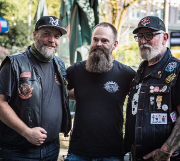 Das Bild zeigt die drei Barber Herrn Feldmann, Mike Crott und Jerome Kantner, die vor einer TV Kamera posieren