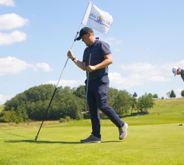 Männer auf einem Golfplatz