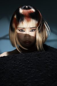 HCF: Raw Frequency 1 Eine fransig fallende Bobvariante mit Pony, in Blond mit Farbeffekten in Rot und Schwarz