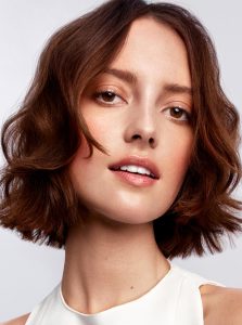 Trend-Kollektion Label.M 1 Eine Frau mit einem welligen, kinnlangen Bob in warmen Brauntönen