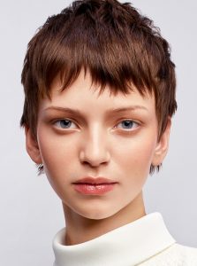 Trend-Kollektion Label.M 7 Eine Frau mit kurzem braunen Pixie-Haarschnitt