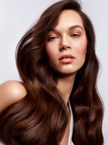 Trend-Kollektion Label.M 9 Eine Frau mit langem, braunen Haar, das leicht bewegt über die Schultern fällt