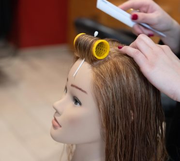 Puppenkopf mit Lockenwickler close-up