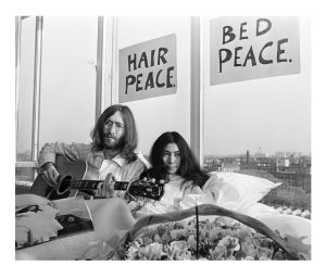 Ausstellung Haar - Macht - Lust 4 Ein Schwarz-Weiß-Foto von John Lennon und Yoko Ono im Bett