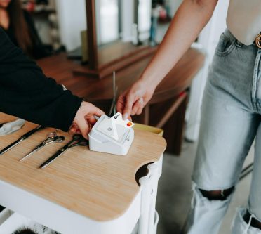 Kunde zahlt im Friseursalon mit Karte