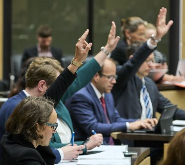 3 Politiker im Bundesrat, die gerade ihre Hände zur Abstimmung heben, Sitzung im Bundesrat am 8. Mai 2026