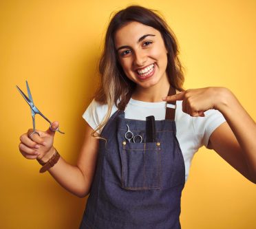 Junge Friseurin mit Schere in der Hand