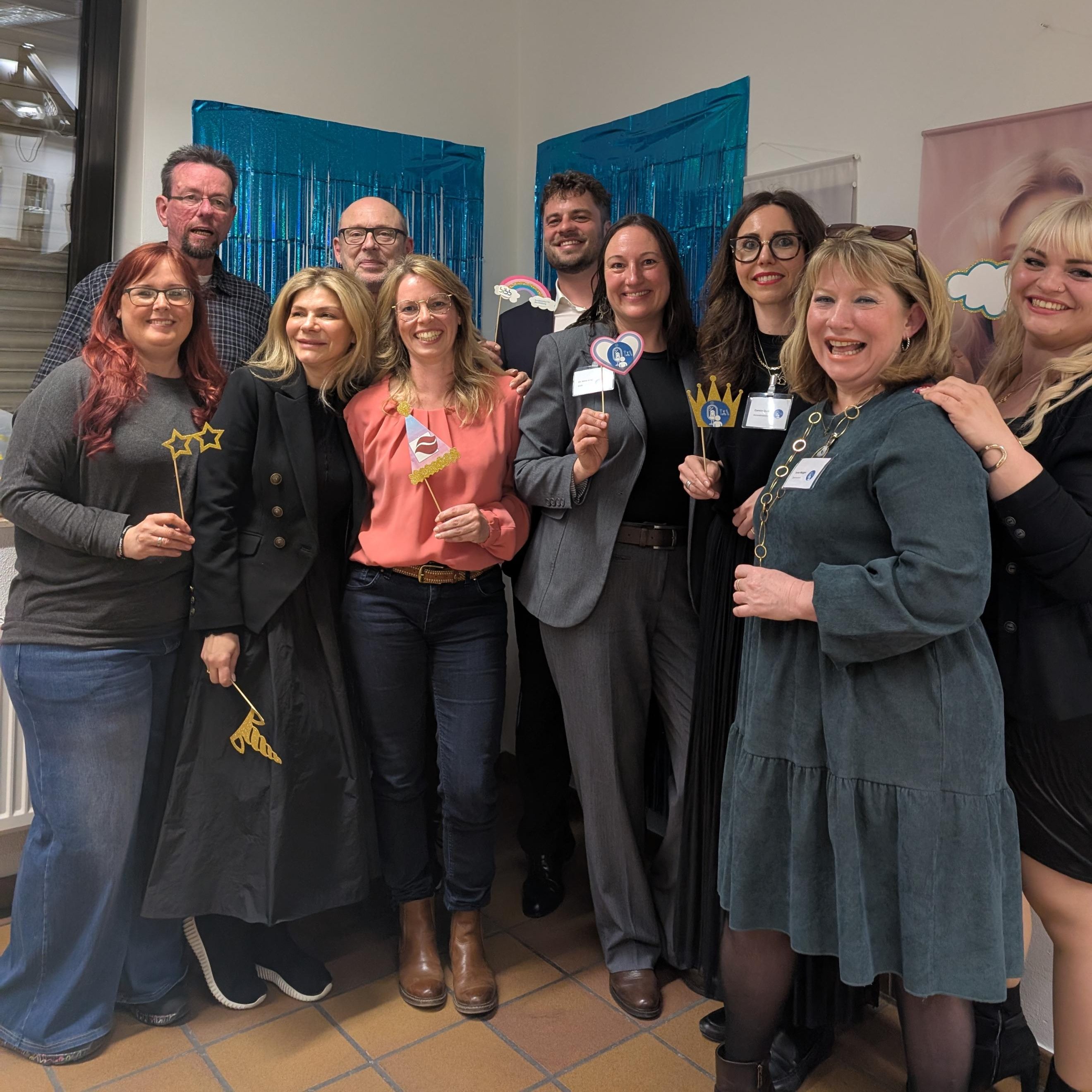 Friseurausbildung als Mixed Reality 6 Das Gruppenfoto zeigt das Team der Vestischen Friseurinnung mit Dr. Jung vom BIBB und Aletta Helsper von TOP HAIR